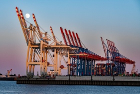 Kräne im Hamburger Hafen mit Vollmon