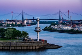Hamburger Hafen mit Köhlbrandbrücke