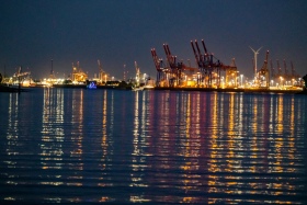 Hamburger Hafen bei Nacht