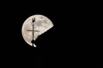 Iburg-Vollmond-hinter-dem-Bennoturm