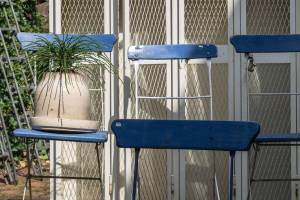 Blaue-Stuehle_1